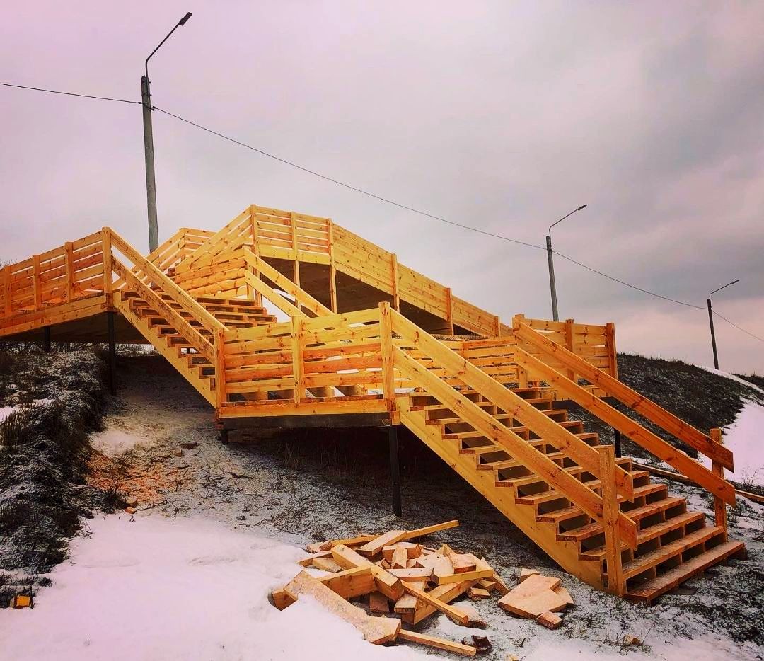 Установка и монтаж свай выполняется с помощью гидровращательной установки