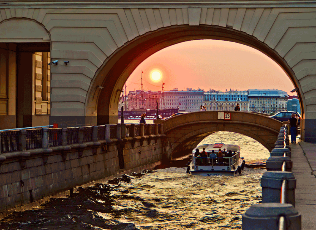 Arrive in st petersburg. Лебяжья канавка в Санкт-Петербурге. Набережная зимней канавки Санкт-Петербург. Эрмитажный мост зимняя канавка. Петербург Лебяжья канавка.