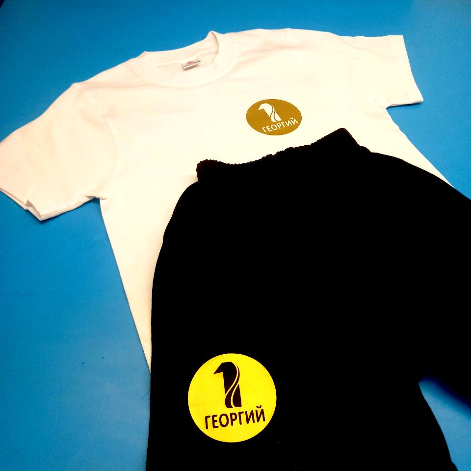 Печать золотом на футболках
