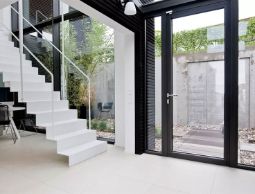 Двери из алюминиевого профиля со стеклом: современное решение для дома и офиса