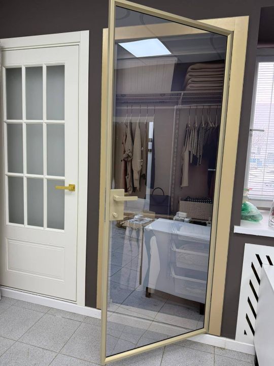 Алюминиевая распашная дверь модель R00. Цвет матовое золото.