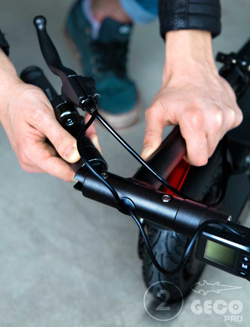 складывание взрослого электросамоката Geco Pro 2