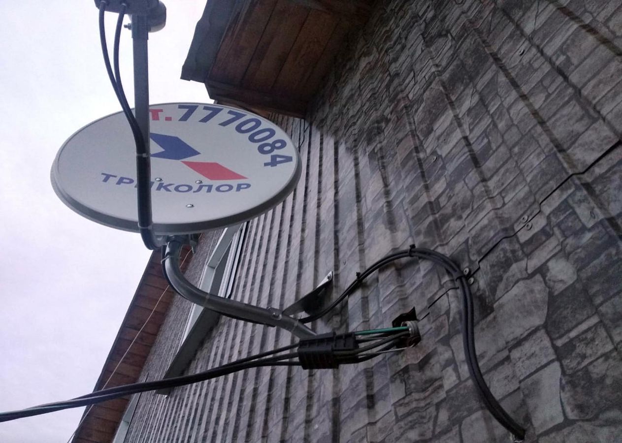 конвертер на 2 выхода для комплекта спутникового телевидения для двух тв Триколор