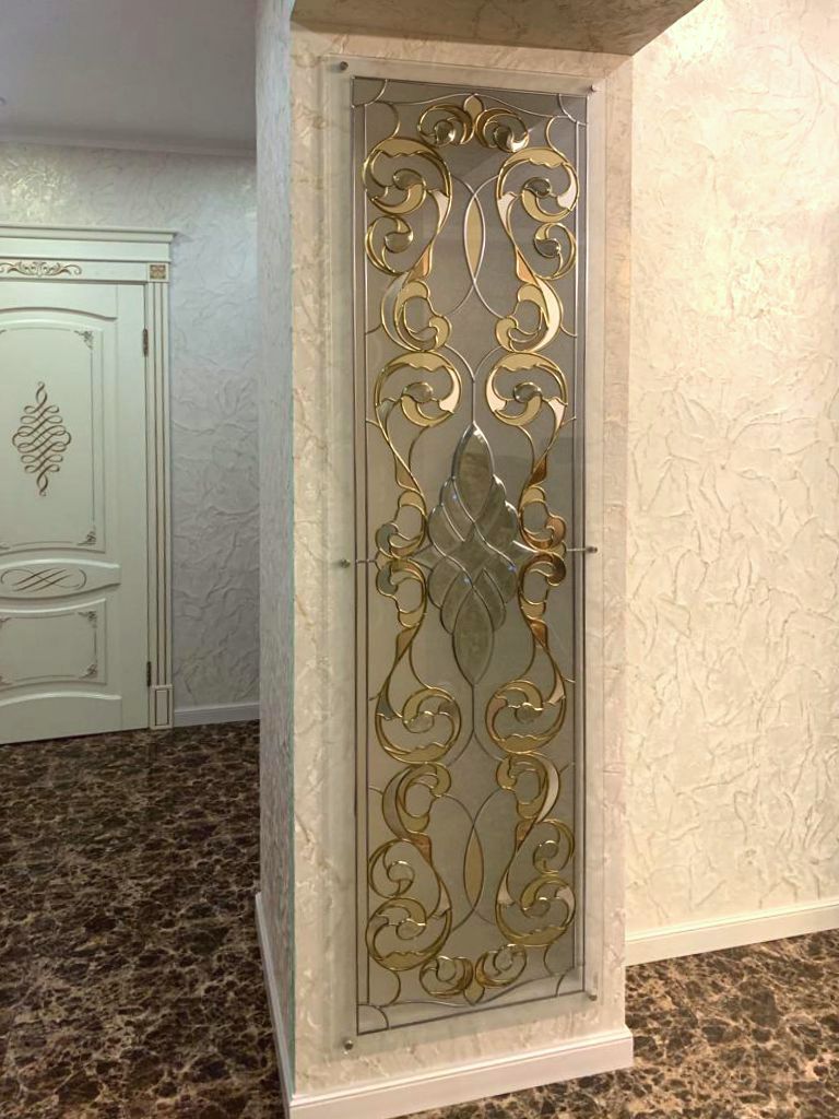 Витраж в нише в стене