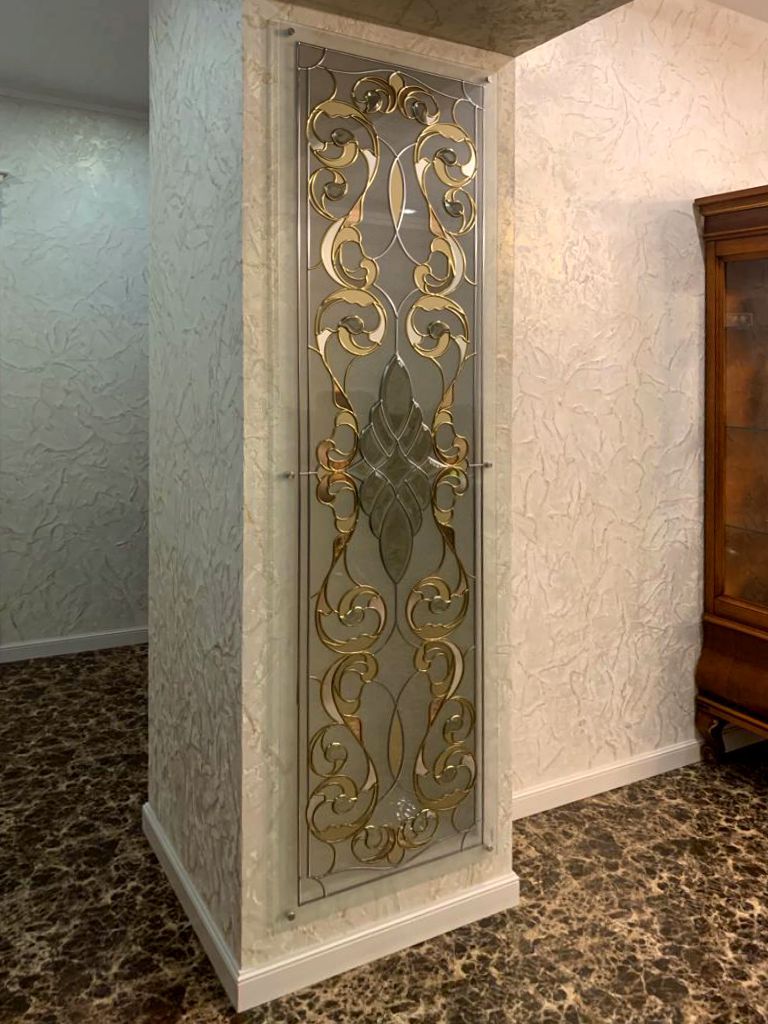Витраж в нише в стене