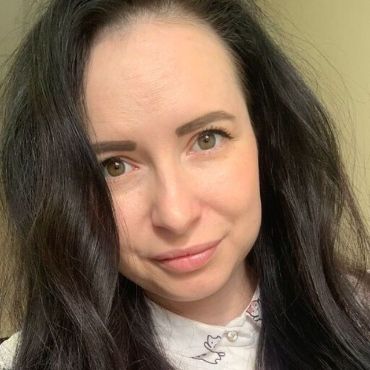 Проводит Ваш проект от идеи до запуска