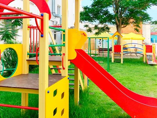 Оборудованная детская площадка в санатории Маяк