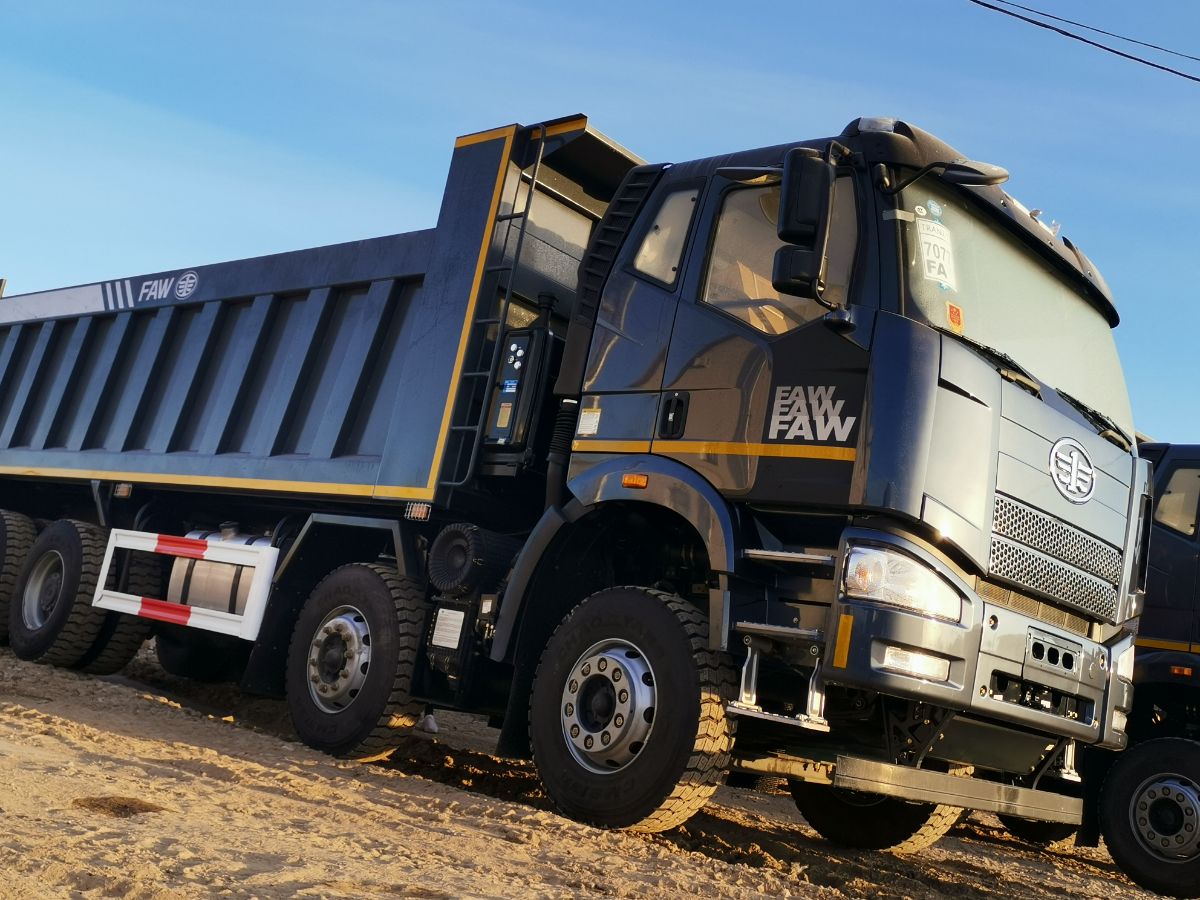 Китайский самосвал FAW 8x4