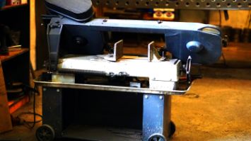 Ленточная пила для резки металлов