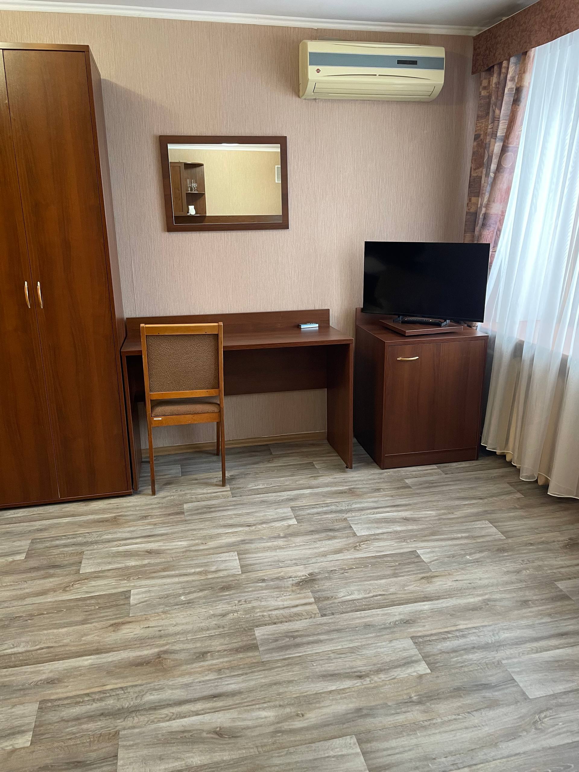 - телевизор - доступ в интернет (Wi-Fi, бесплатный)