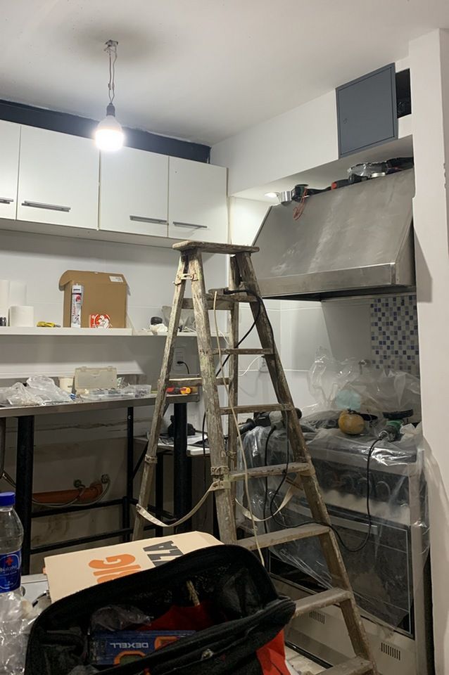 Cocina Instalación de campana de extracción , ventilador y bachas con griferias 