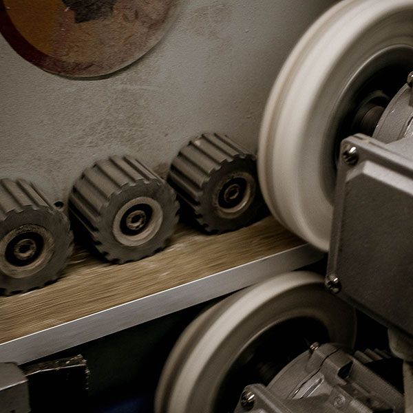 Поклейка кромки на кромкооблицовочном станке