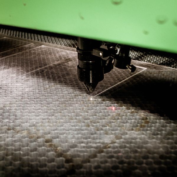 Производим гравировку и раскрой оргстекла на лазерном станке