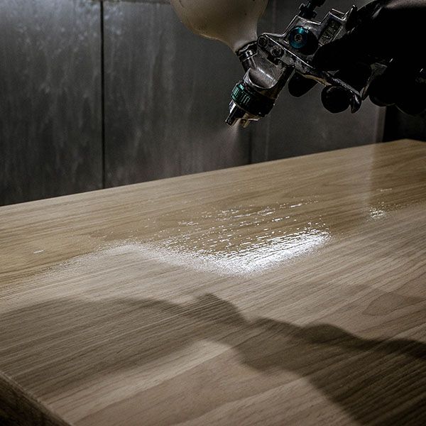 Нанесение лака на деталь