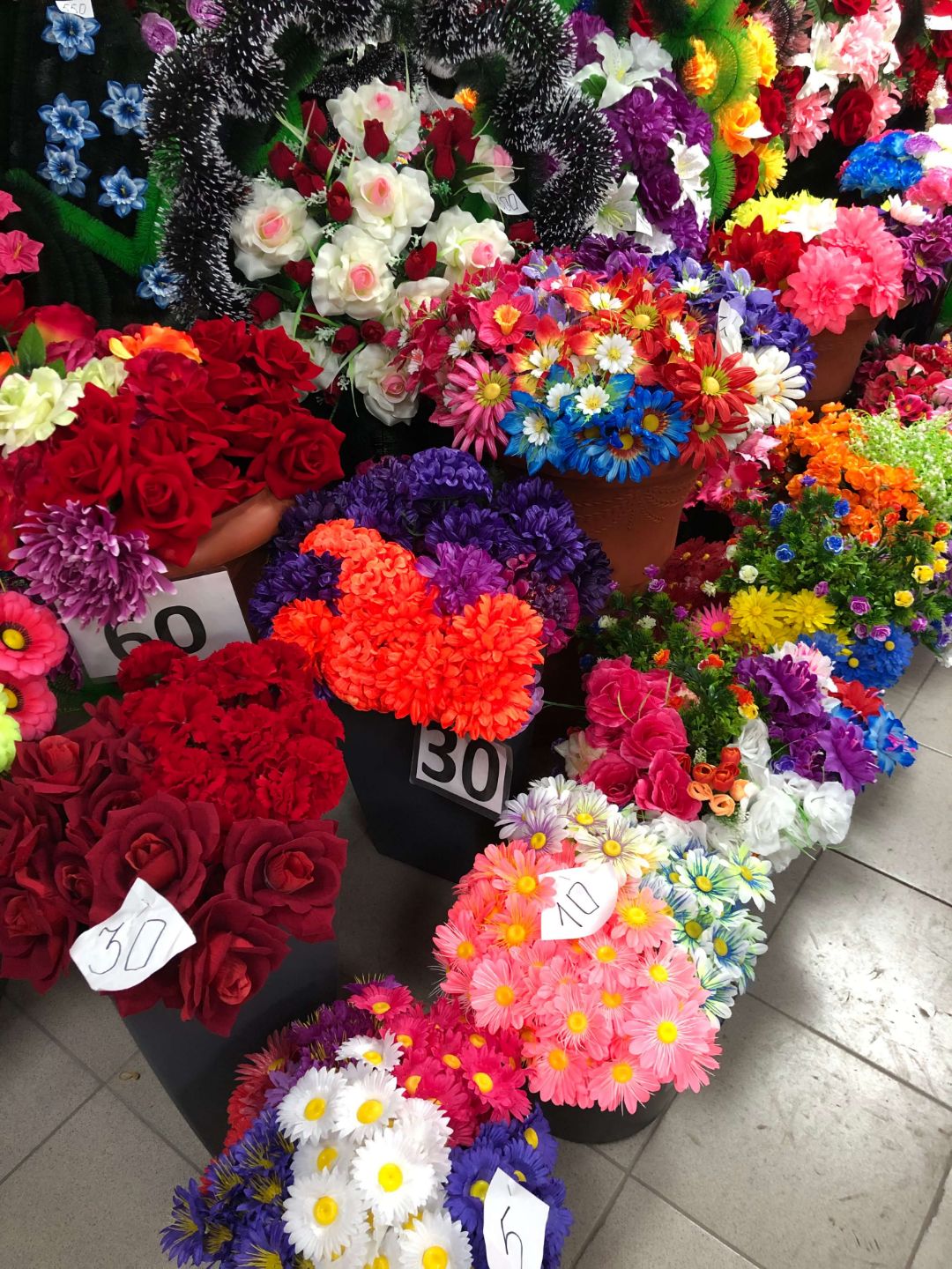 Искусственные цветы на кладбище  Красноярск