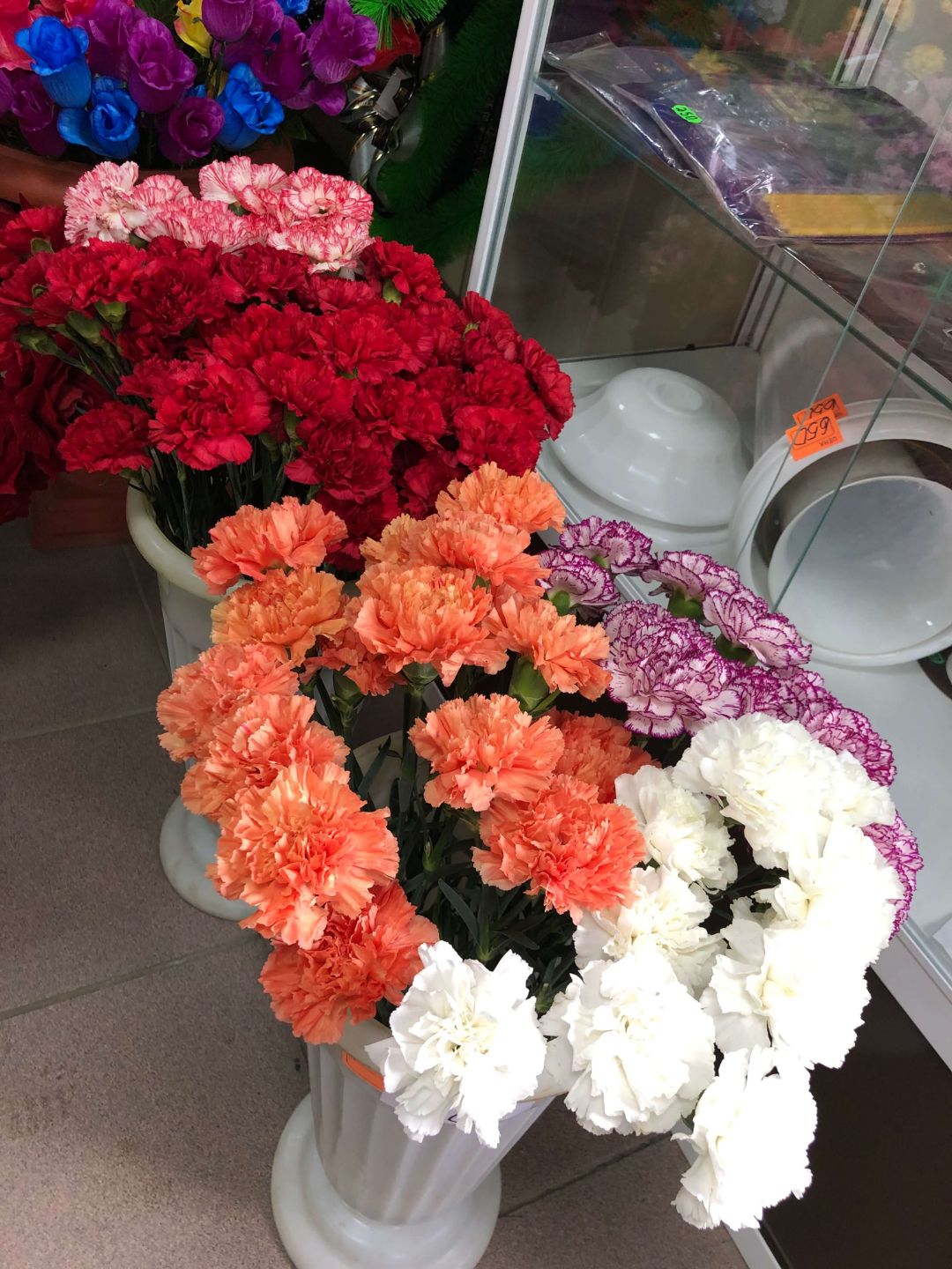 Живые цветы на кладбище