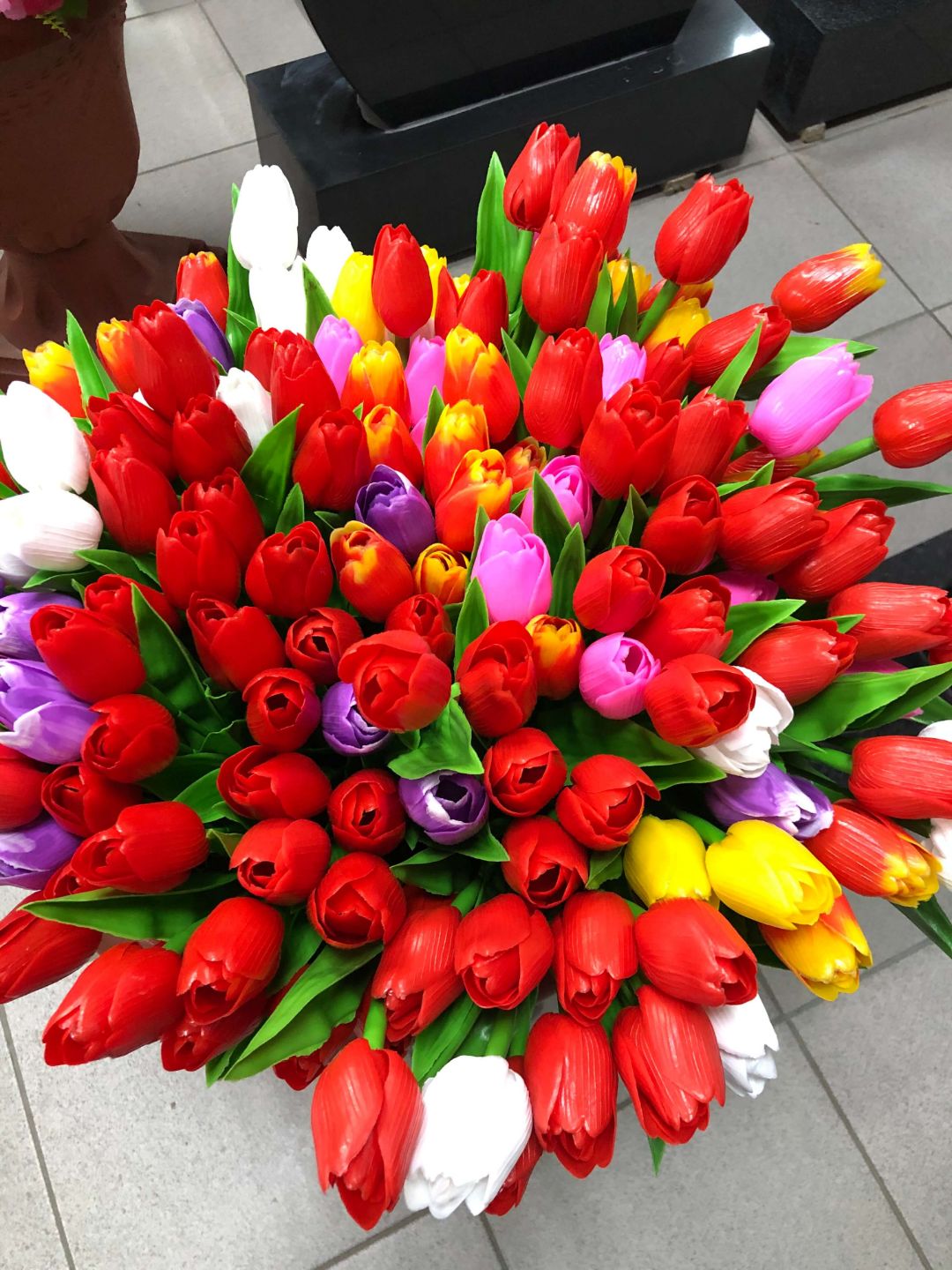 Искусственные цветы на кладбище