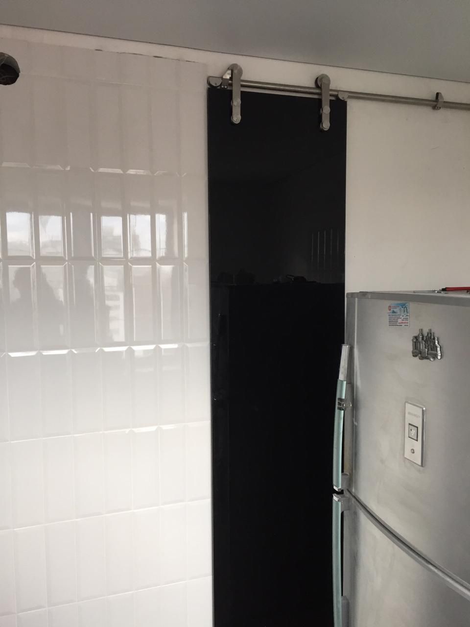 Раздвижная дверь черного цвета 