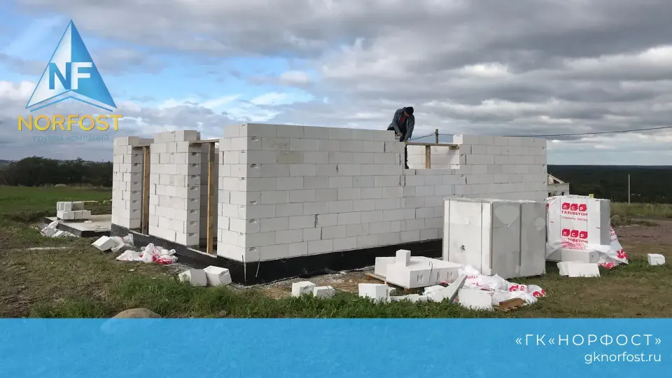 Строительство дома с разноуровневой крышей из газобетона