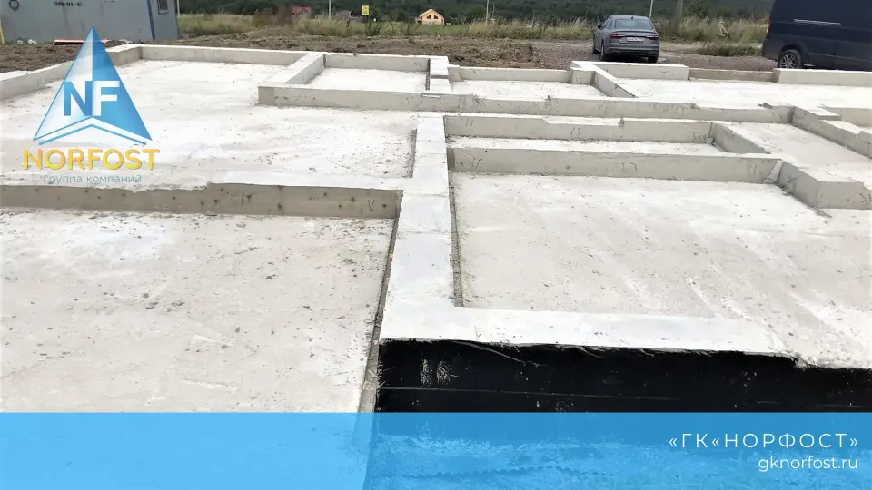 Строительство дома с разноуровневой крышей из газобетона