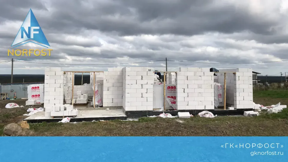 Строительство дома с разноуровневой крышей из газобетона