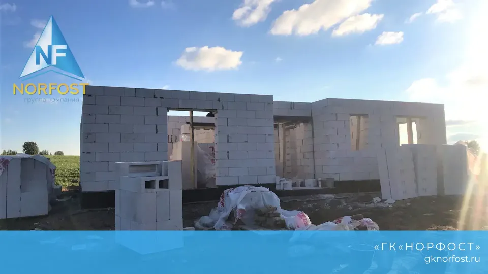 Строительство дома с разноуровневой крышей из газобетона