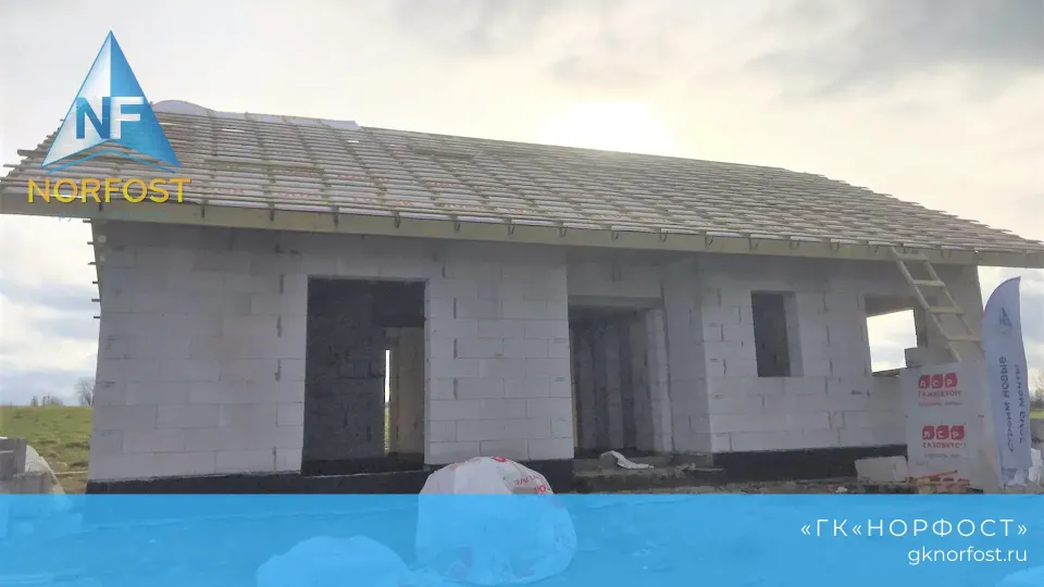 Строительство дома с разноуровневой крышей из газобетона