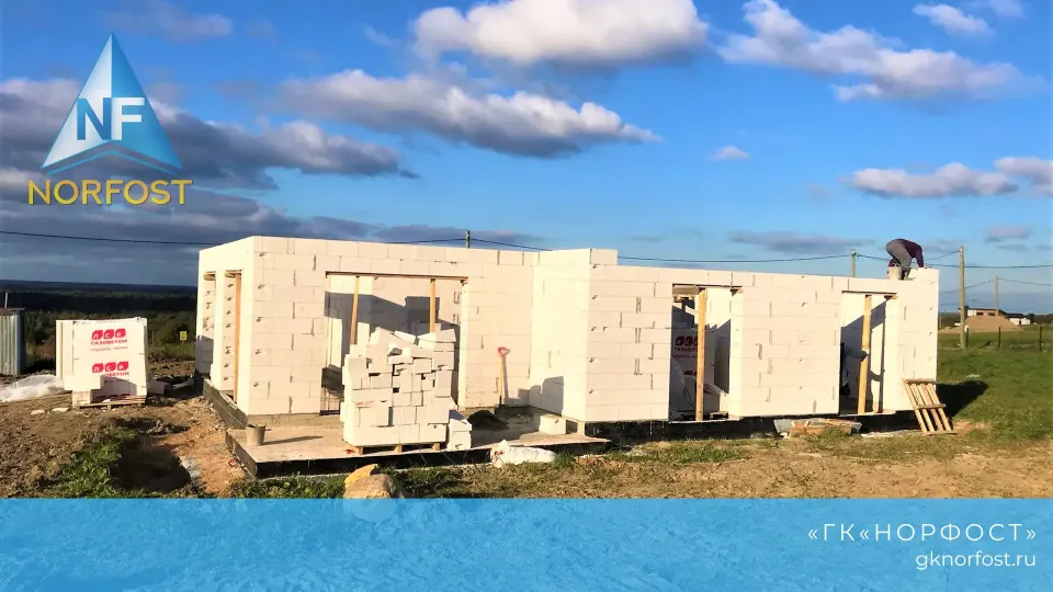Строительство дома с разноуровневой крышей из газобетона
