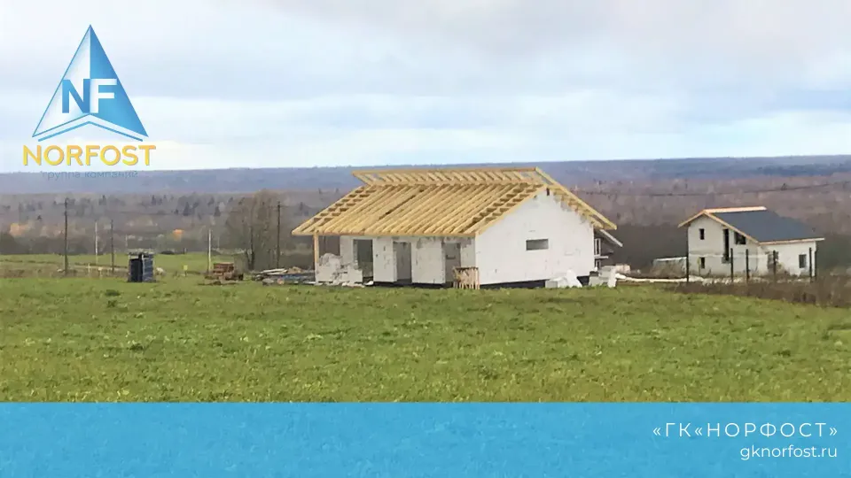 Строительство дома с разноуровневой крышей из газобетона