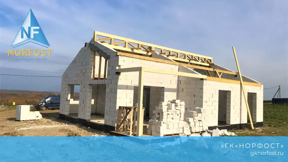Строительство дома с разноуровневой крышей из газобетона