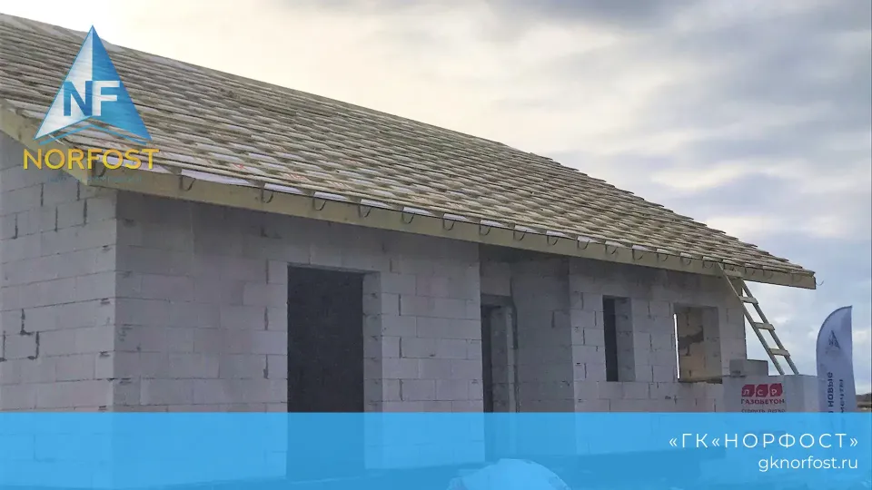 Строительство дома с разноуровневой крышей из газобетона