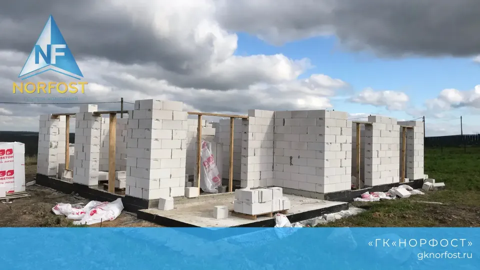 Строительство дома с разноуровневой крышей из газобетона