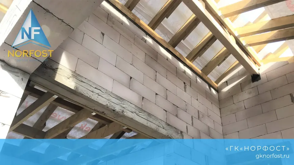 Строительство дома с разноуровневой крышей из газобетона