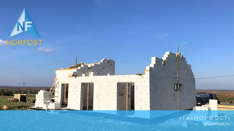Строительство дома с разноуровневой крышей из газобетона