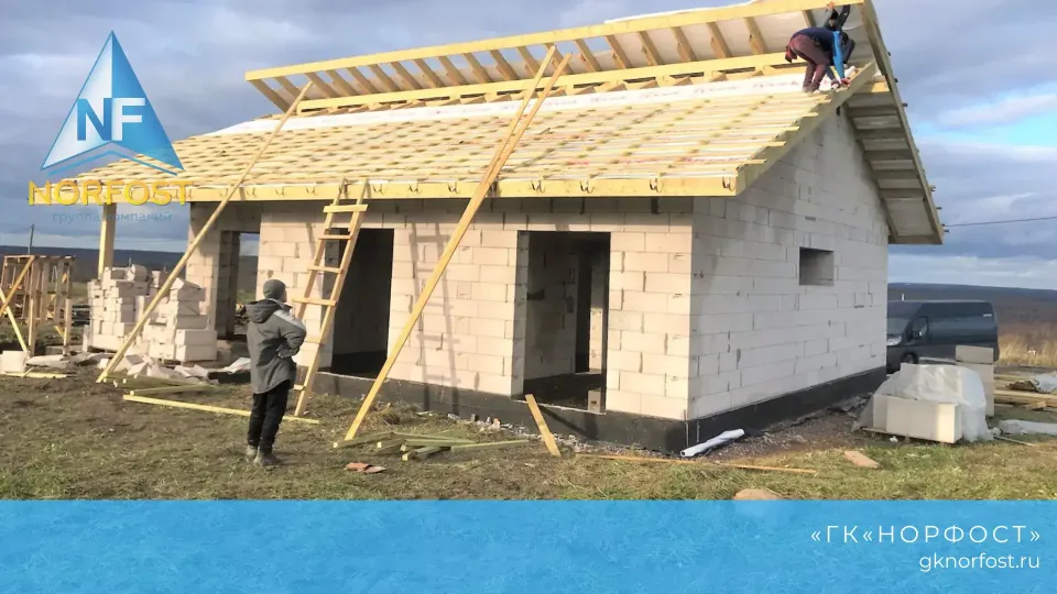 Строительство дома с разноуровневой крышей из газобетона