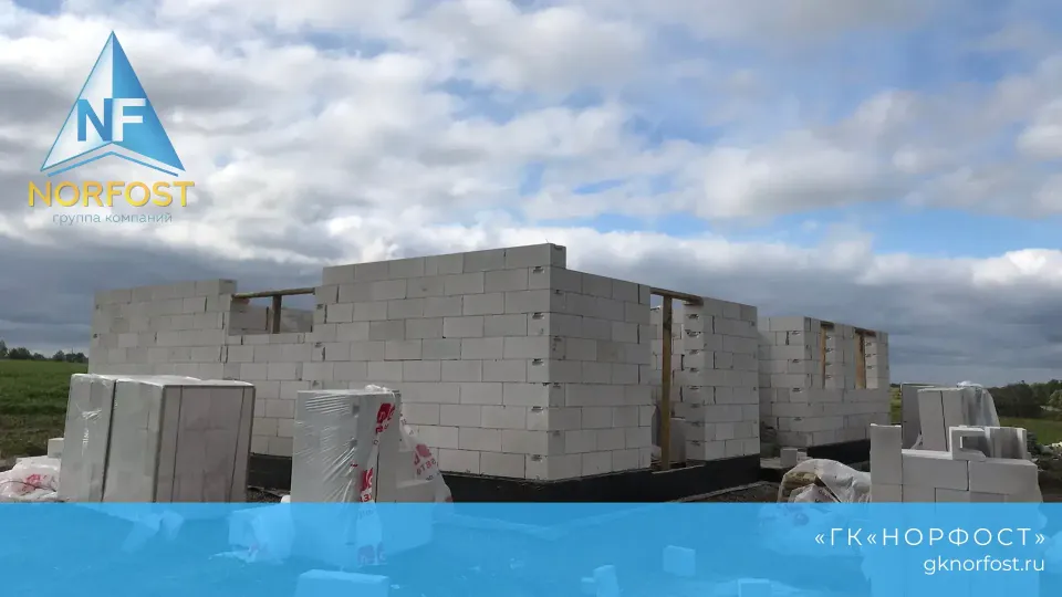Строительство дома с разноуровневой крышей из газобетона