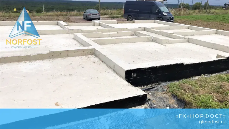 Строительство дома с разноуровневой крышей из газобетона