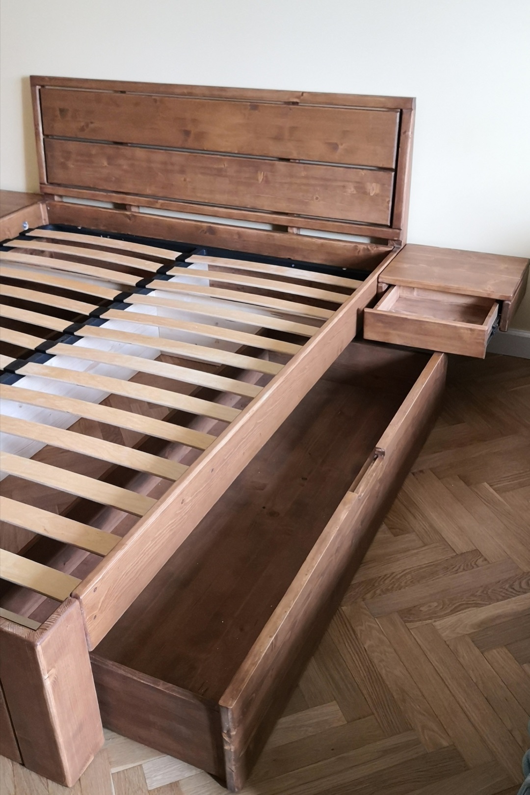 кровать из массива ели в тонировке Osmo Acacia