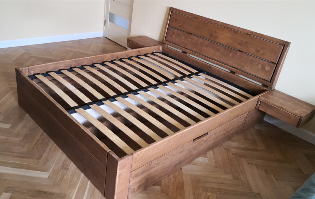 кровать из массива ели в тонировке Osmo Acacia