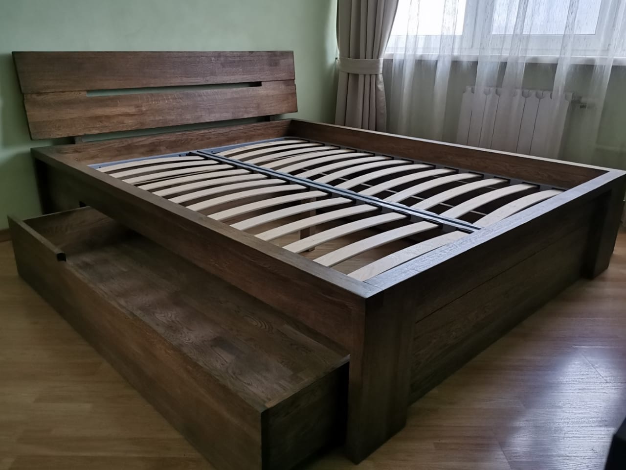 Кровать из массива дуба с выкатными ящиками