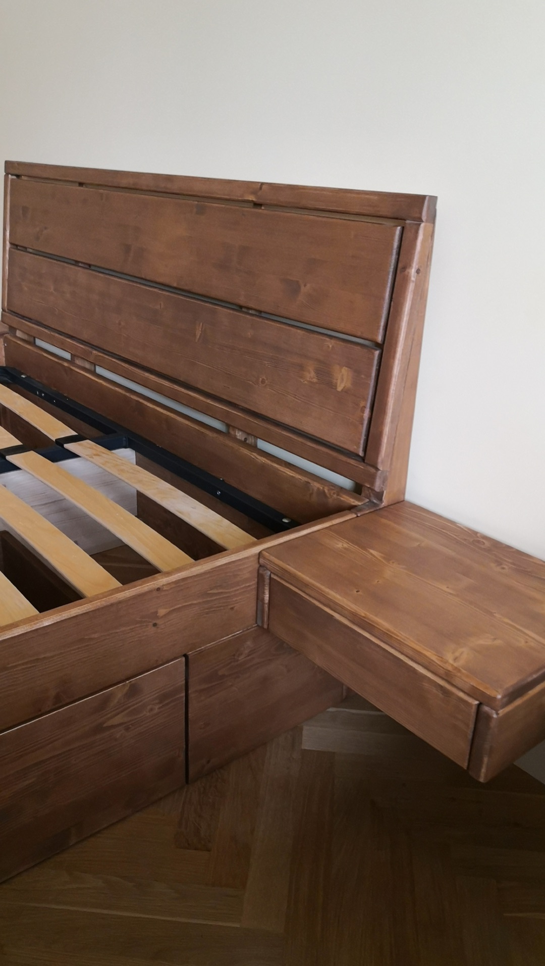 кровать из массива ели в тонировке Osmo Acacia