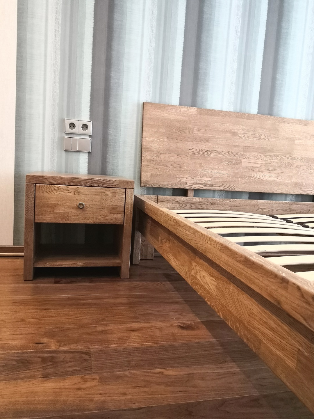 Кровать из массива дуба с прикроватными тумбами.