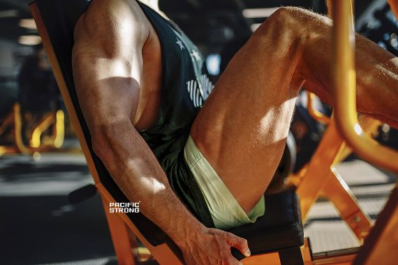 Зона рычажных тренажеров в фитнес клубе Pacific Strong Gym