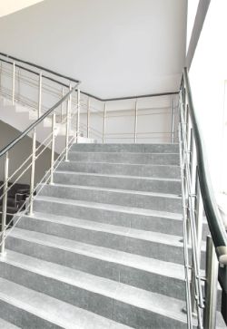 интерьер с лестницей из керамогранита Цемент Идальго