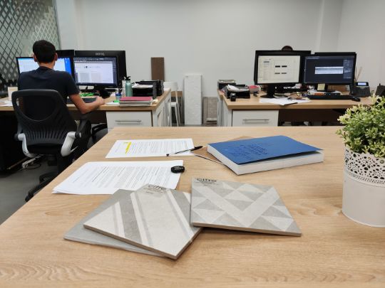 Cобственный современный дизайн с лучшими производственными процессами. В Cifre Ceramics есть обширный каталог керамических продуктов. Они являются лидерами в области разработки и продукции, с бесконечными новыми форматами и согласуемся с последними керамическими тенденциями. У нас есть мощный внутренний дизайн кабинета, где мы разрабатываем все наши продукты, контролируя весь процесс: от проектирования графики, производства, до упаковки наших плиток. Мы производим наш продукт в различных производственных центрах в соответствии с самыми высокими стандартами качества и в зависимости от эффективности производства каждого формата. На сегодняшний день компания производит керамическую плитку, пористбелую и красную пасту и керамогранит в красной пасте во всех видах отделки и множестве форматов, включая большие форматы с низкой толщиной.