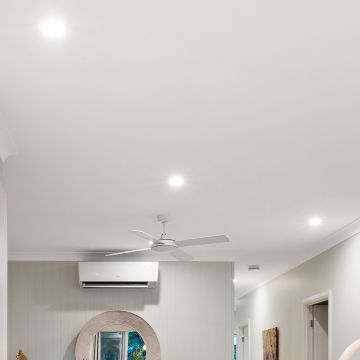 Натяжной потолок в зале