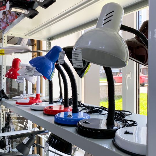 Настольные светильникив магазинах "Лампочка"