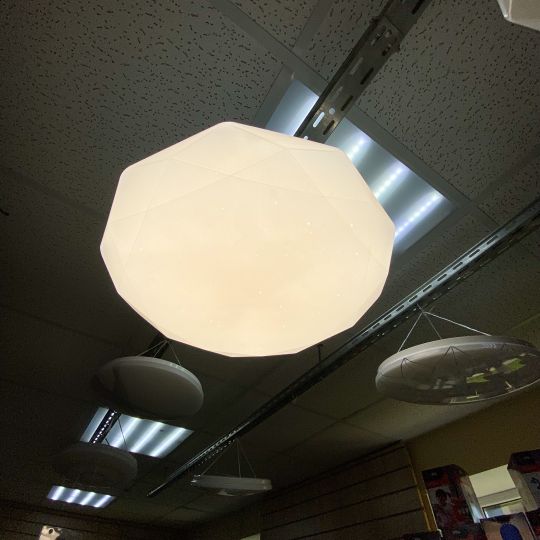 Настенно-потолочные светильникив магазинах "Лампочка"