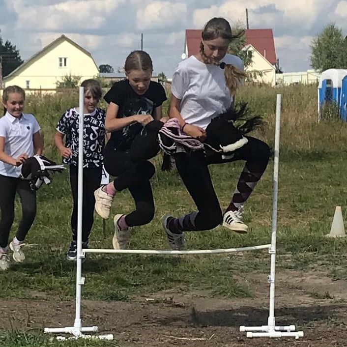 Хоббихорсинг в москве. Хоббихорс соревнования. Препятствия для хоббихорсинга. Соревнования по хоббихорсингу 2022. Хоббихорсинг взрослые соревнования.