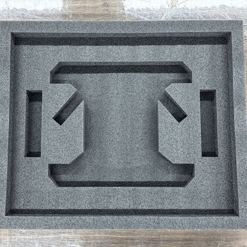 Вкладыш в ящик из вспененного полиэтилена для хранения запасных частей и хрупких элементов. Долговечность и сохранение формы.